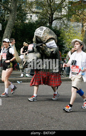 Marathon de Londres 2010 rhino Banque D'Images