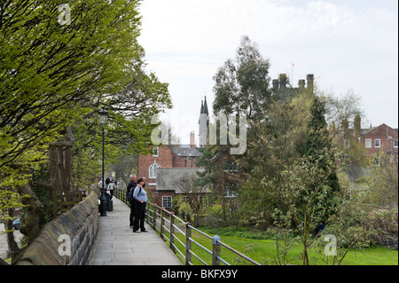 Les murs de la ville avec la cathédrale au loin, Chester, Cheshire, Angleterre, Royaume-Uni Banque D'Images