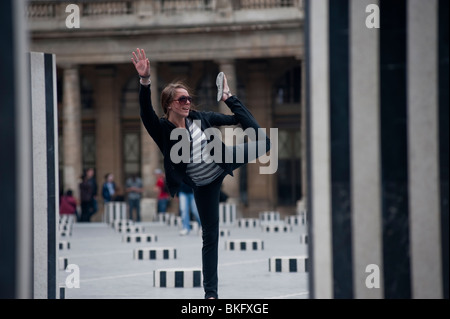 Palais Royale Gardens, jardins, Teenager Playing in Park, colonnes de Buren Installation sculpture moderne, Paris, France Banque D'Images