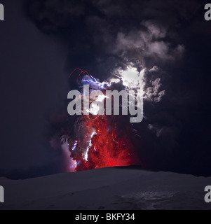 La foudre et lave dans les nuages de cendre lors d'éruption volcanique, Eyjafjallajokull en Islande, le 18 avril, 2010 Banque D'Images