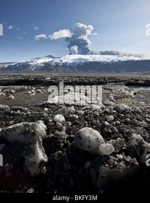 Les cendres et la terre sur la neige de nuage de cendres volcaniques en raison de l'éruption du glacier Eyjafjalljokull, Islande Banque D'Images