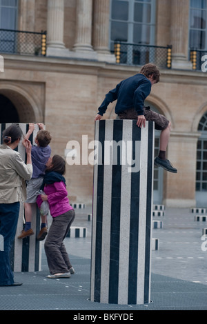 Enfants jouant sur la sculpture contemporaine dans le parc urbain, 'jardin du Palais Royale', jardins, Paris, France, familles, art xxe siècle Banque D'Images