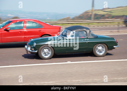 MG Midget classique sur l'autoroute M62. Banque D'Images