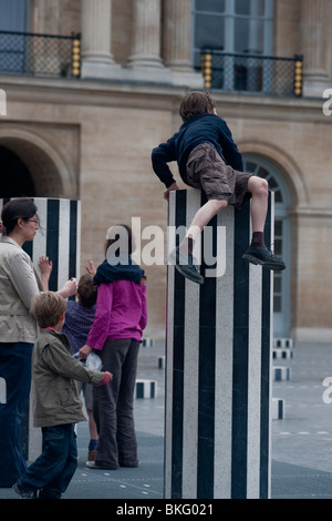 Palais RO-yale Gardens, Jardins, enfants jouant dans le parc, installation de sculptures modernes des colonnes de Buren, Paris, France Banque D'Images