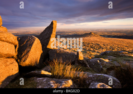 Soleil doré brille contre l'affleurements de granite à Belstone Tor, Dartmoor National Park, Devon, Angleterre. Banque D'Images