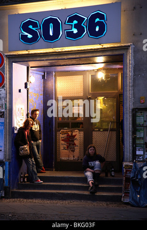 Les jeunes en face de Club, C36, Berlin, Allemagne Banque D'Images