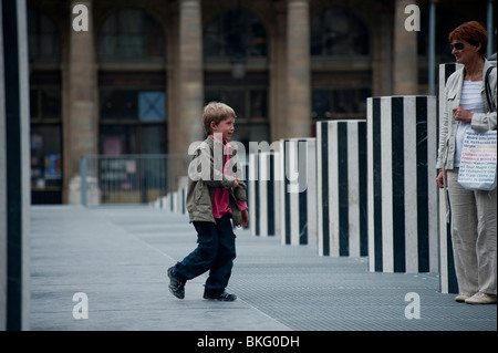 Paris, France, enfants jouant dans le parc du jardin du Palais Royale, sur Buren Columns art 20ème siècle Banque D'Images