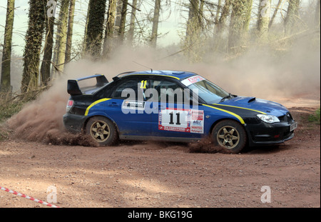 Voitures de rallye en compétition aux stades à Minehead, Somerset Banque D'Images