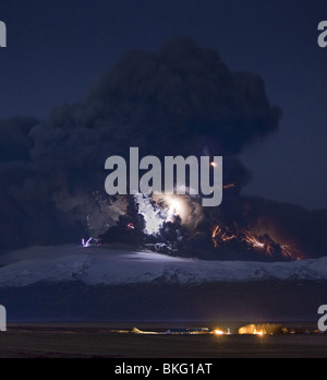 La foudre dans les nuages de cendre volcanique éruption, Eyjafjallajokull en Dalsel avec Farm, Iceland Banque D'Images