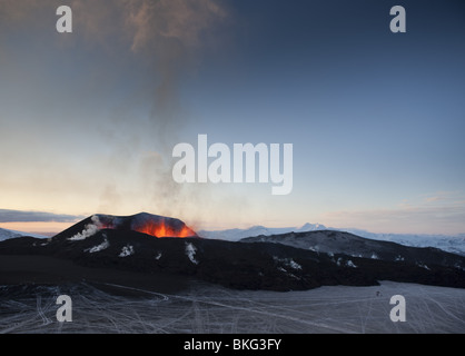 Feu et Glace-éruption du volcan en Islande à Fimmvorduhals, une crête entre Eyjafjallajokull glacier Myrdalsjokull et Glacier. Banque D'Images