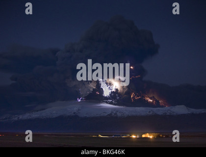 La foudre dans les nuages de cendre volcanique éruption, Eyjafjallajokull en Dalsel avec Farm, Iceland Banque D'Images