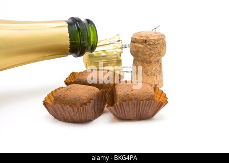 Le commerce équitable de luxe Champagne truffes au chocolat, avec bouteille de champagne français vintage Bollinger et le liège. Banque D'Images