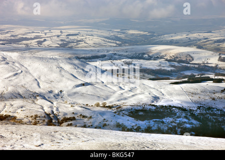 À la recherche sur Craig Cerrig Gleisiad et recouvert de neige campagne depuis les pentes du maïs du, Brecon Beacons, Pays de Galles Banque D'Images