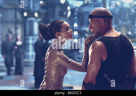 Les chroniques de Riddick (2004) Thandie Newton, VIN DIESEL CHRK 001-20 Banque D'Images