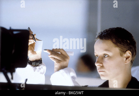 CODE 46 (code 2003) QUARANTE-SIX (ALT) SAMANTHA MORTON 001-3-32 CODE Banque D'Images