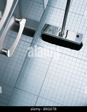 Close-up of stainless-steel balai sur carrelage en mosaïque de verre Banque D'Images