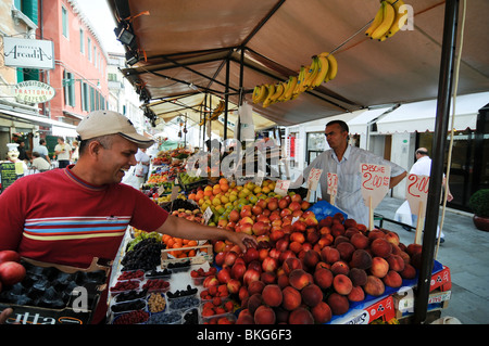 Marché de Fruits à Venise (Italie) Banque D'Images