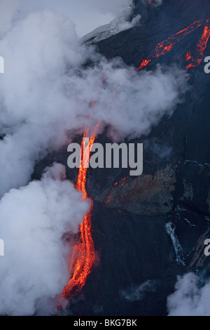 Feu et Glace-éruption du volcan en Islande à Fimmvorduhals, une crête entre Eyjafjallajokull glacier Myrdalsjokull et Glacier. Banque D'Images