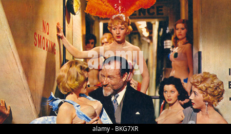 Dans l'Amour médecin (1960), JAMES ROBERTSON JUSTICE, JOAN DIL SIM 010L Banque D'Images