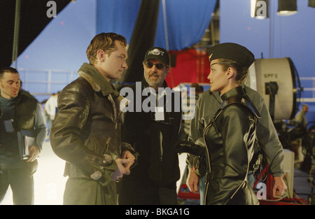 JON AVNET (PRO) O/S 'SKY CAPTAIN ET LE MONDE DE DEMAIN" (2004) avec Jude Law, ANGELINA JOLIE SKYC 001-F03 Banque D'Images