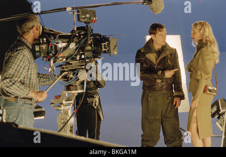 Tournage O/S 'SKY CAPTAIN ET LE MONDE DE DEMAIN" (2004) avec Jude Law, Gwyneth Paltrow SKYC 001-F04 Banque D'Images