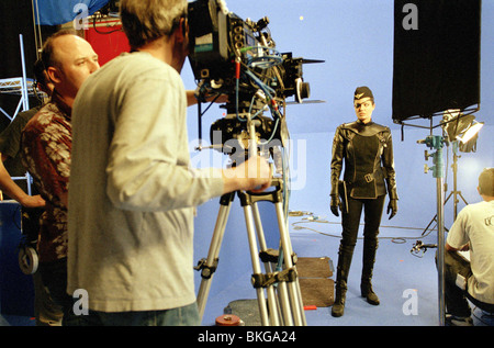 Tournage O/S 'SKY CAPTAIN ET LE MONDE DE DEMAIN" (2004), ANGELINA JOLIE SKYC 001-F08 Banque D'Images