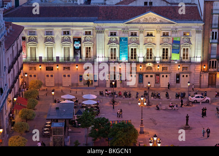 Cafe de la chaussée sur la Plaza Santa Ana, Teatro Espanol en arrière-plan, Calle de Huertas, Madrid, Espagne Banque D'Images