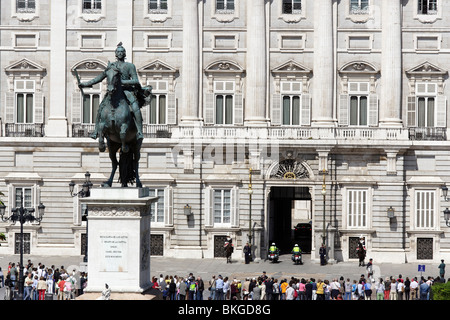 Statue du Roi Philippe IV, Palacio Real de Madrid, Madrid, Espagne Banque D'Images