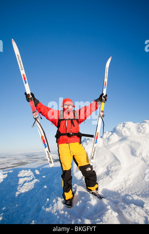 Mike Withers célébrer après avoir monté le pic de Grand Dodd, à 2800 pieds, sur la fin de la gamme Helvellyn, UK Banque D'Images