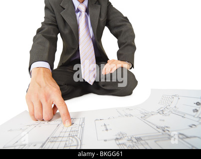 L'ingénieur travaille avec les dessins, close-up sans visage Banque D'Images