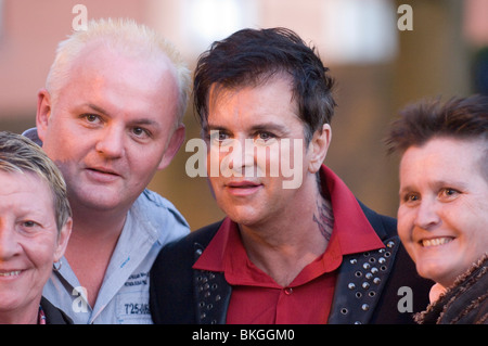 Fans posent pour une photo avec 80's band 1950-51 chanteur Steve étrange assistant à la Boy George 'Up Close and Personal" concert. Banque D'Images