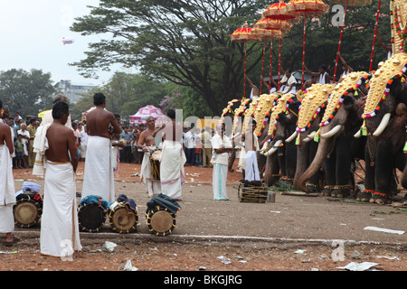 Jouer du tambour dans le cadre de thrissur pooram festival, menée chaque année en avril/mai Banque D'Images