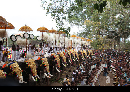 Thrissur pooram festival qui a lieu chaque année en avril/mai, attirant des milliers de personnes Banque D'Images