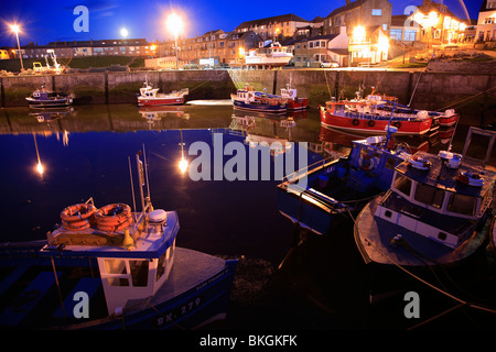 Port de Seahouses dans la nuit au nord de la côte de Northumberland Northumbrie en Angleterre Banque D'Images