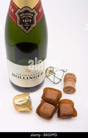 Le commerce équitable de luxe Champagne truffes au chocolat, avec bouteille de champagne français vintage Bollinger et le liège. Banque D'Images