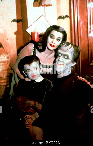 Les MUNSTERS (TV) BUTCH PATRICK, YVONNE DECARLO, FRED GWYNNE MNST 003 Banque D'Images