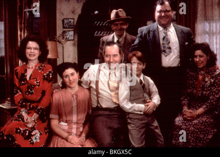 RADIO DAYS (1987) DIANNE WIEST, JULIE KAVNER, MICHAEL TUCKER, WILLIAM MAGERMAN, Seth Green, Josh MOSTEL, Renée LIPPIN RAD 005 Banque D'Images