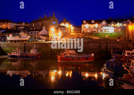 Port de Seahouses dans la nuit au nord de la côte de Northumberland Northumbrie en Angleterre Banque D'Images