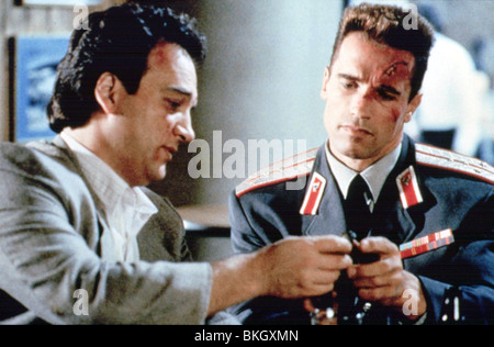 RED HEAT (1988), Arnold Schwarzenegger JAMES BELUSHI RHT107 Banque D'Images