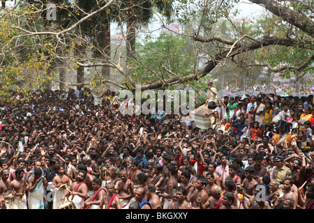 Profitant de la foule jouant du tambour à thrissur pooram festival Banque D'Images