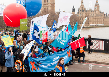 Manifestants à la vague à Londres, contre le changement climatique. Banque D'Images