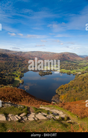 Vue sur Grasmere et Grasmere village de Loughrigg exposée à l'automne, Lake District, Cumbria Banque D'Images