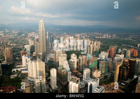 Vue sur le centre ville de Kuala Lumpur et les Tours Petronas de Menara KL Tower Banque D'Images