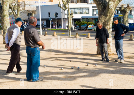 , Cannes La Croisette , groupe de vieux hommes âgés ou retraités ou jouer aux boules ou pétanque dans soleil du printemps par marina Banque D'Images