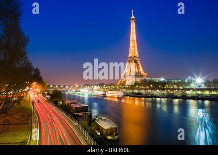 Heure bleue le long de la Seine à Paris sur la Tour Eiffel Banque D'Images