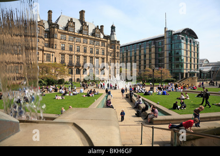 Les personnes appréciant les jardins de la paix par la Mairie et le Mercure Sheffield St Paul's Hotel, Sheffield, South Yorkshire, Angleterre, Royaume-Uni. Banque D'Images