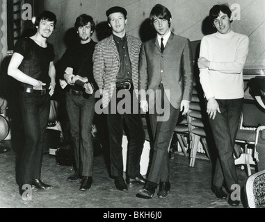Les HOLLIES - groupe du Royaume-Uni d'octobre 1966 à partir de l : Allan Clarke, Graham Nash, Bobby Elliott, Tony Hicks, Bernie Calvert (nouveau membre) Banque D'Images