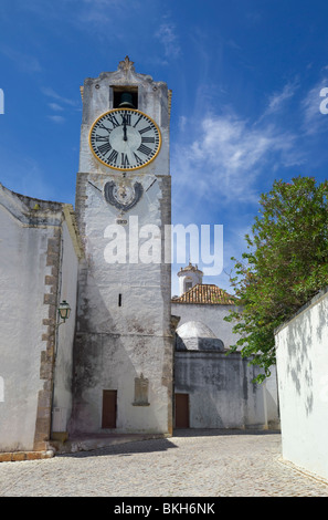 Le Portugal, l'Algarve, Tavira, église Santa Maria do Castelo, avec un arbre jacaranda en fleur Banque D'Images