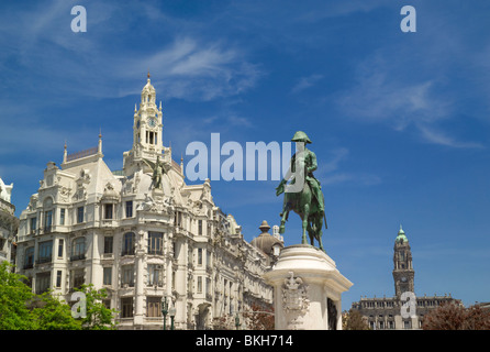 Au Portugal, la Costa Verde, Porto, l'Avenida dos Aliados, dans le centre-ville. La statue de Dom Pedro IV. Banque D'Images