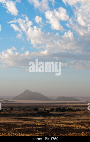 Tôt le matin, spectaculaire vue sur le Namib Naukluft Mountain Range de Sesriem sur la route de Sossusvlei, Namibie Banque D'Images